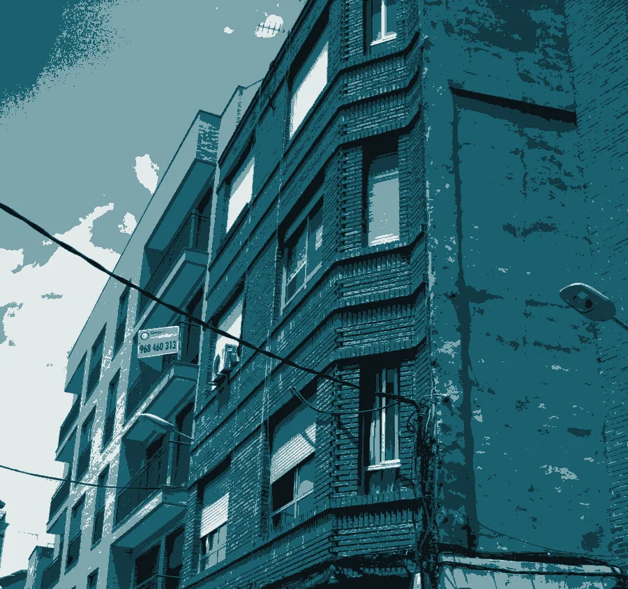 Edificio de viviendas al que se le ha añadido ascensor