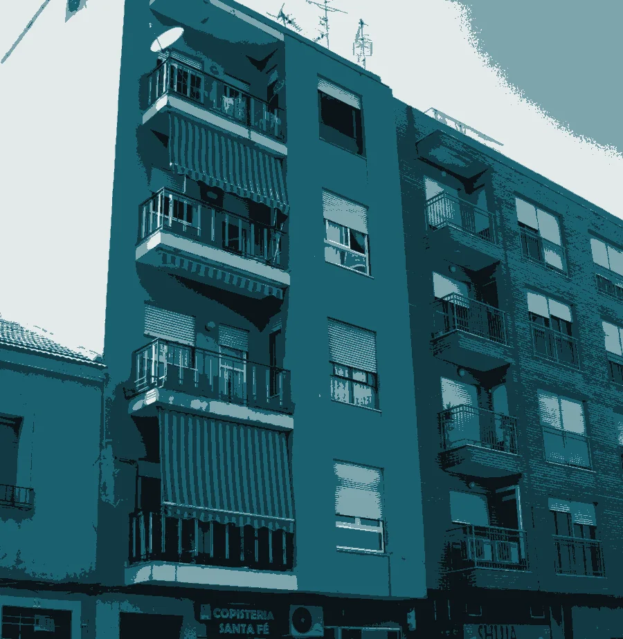 Fachada de un edificio de viviendas de cinco plantas