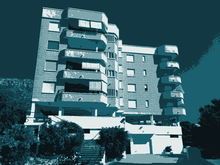 Edificio de viviendas con balcones curvos rehabilitado