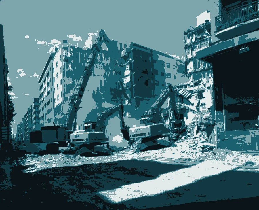 Excavadora demoliendo un bloque de viviendas en Lorca
