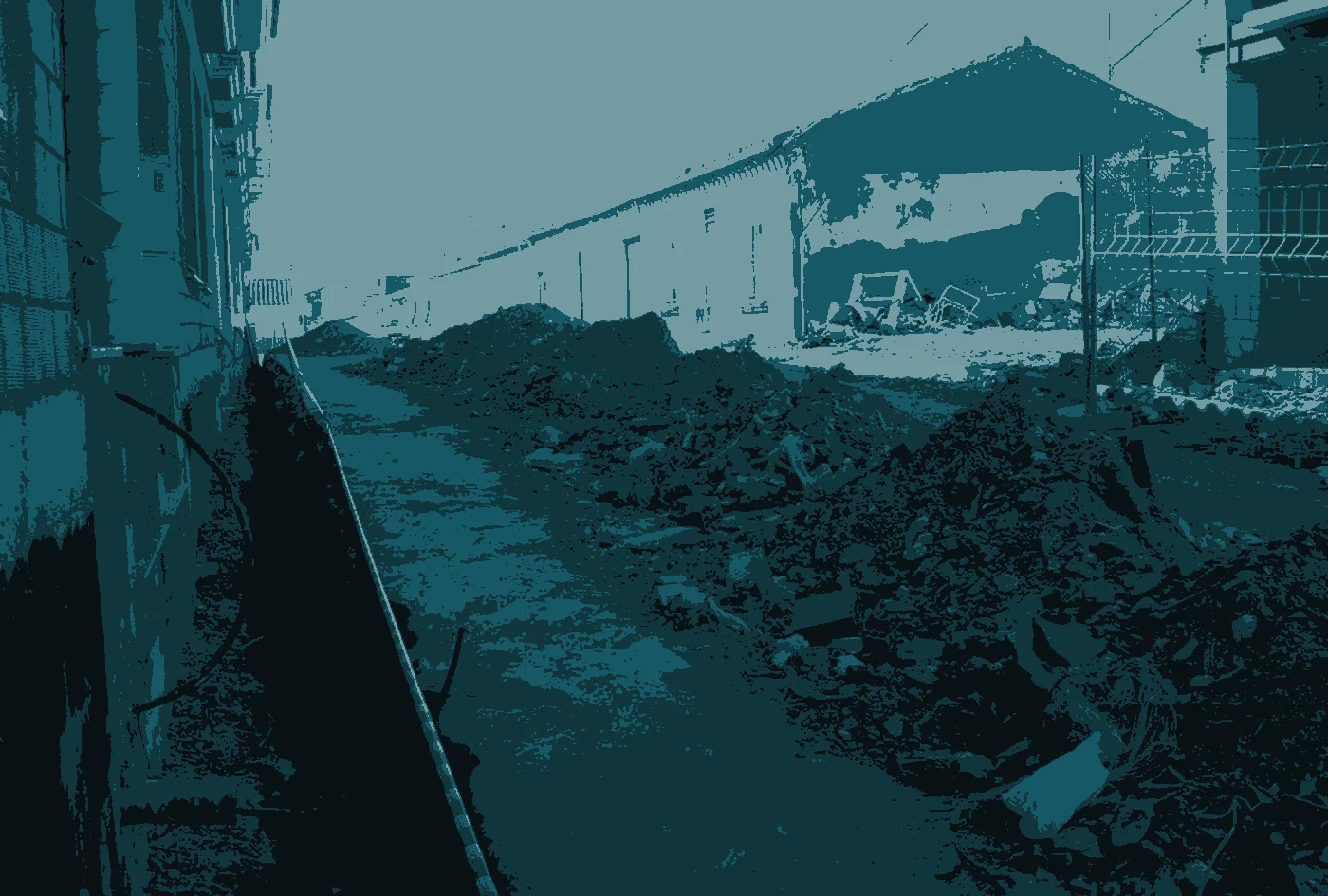 Calle del casco urbano de Lorca durante los trabajos de derribo y retirada de escombro